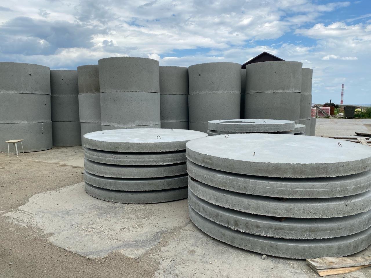 Большой запас бетонных колец