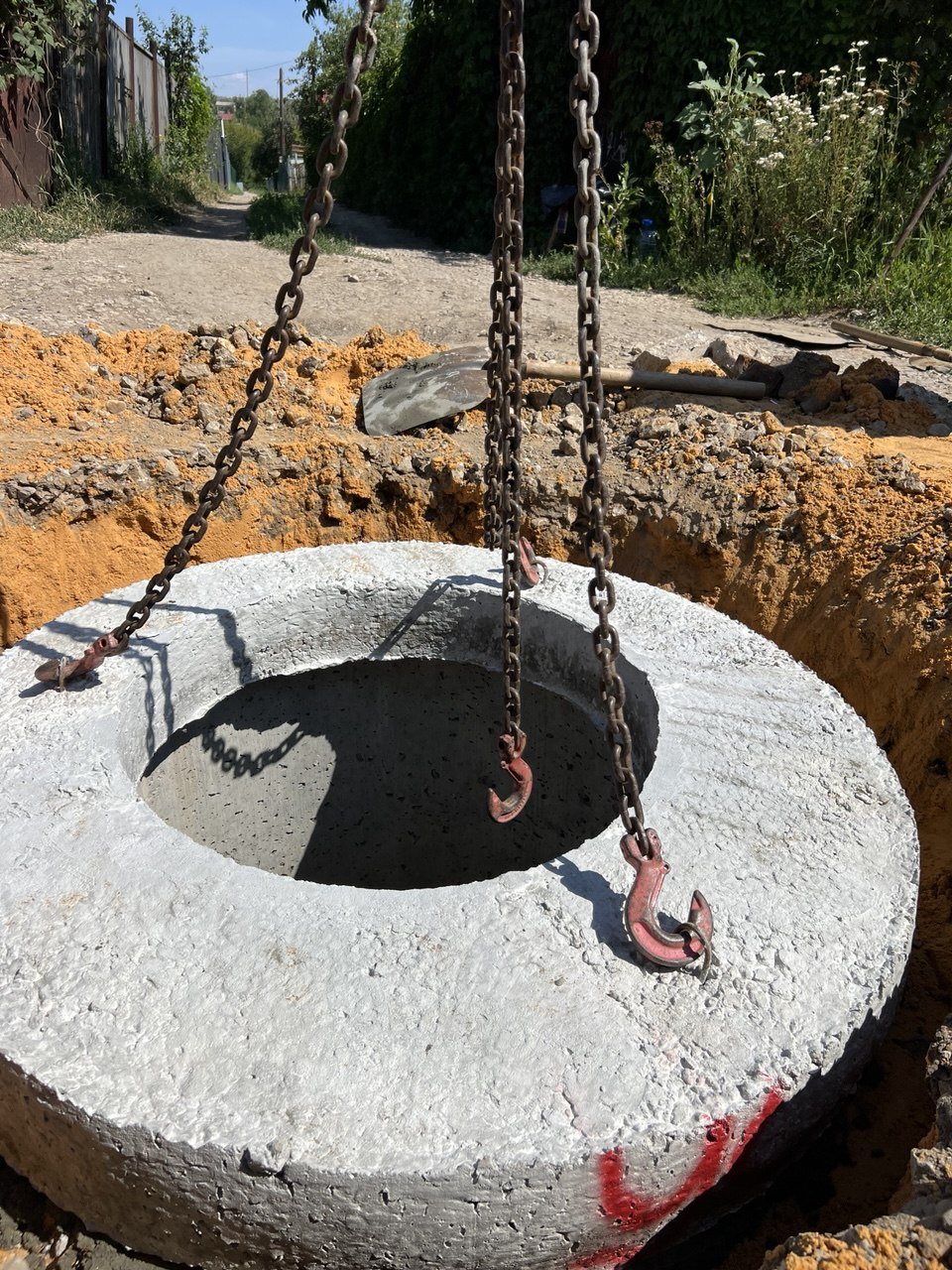 Установка бетонного кольца в котлован