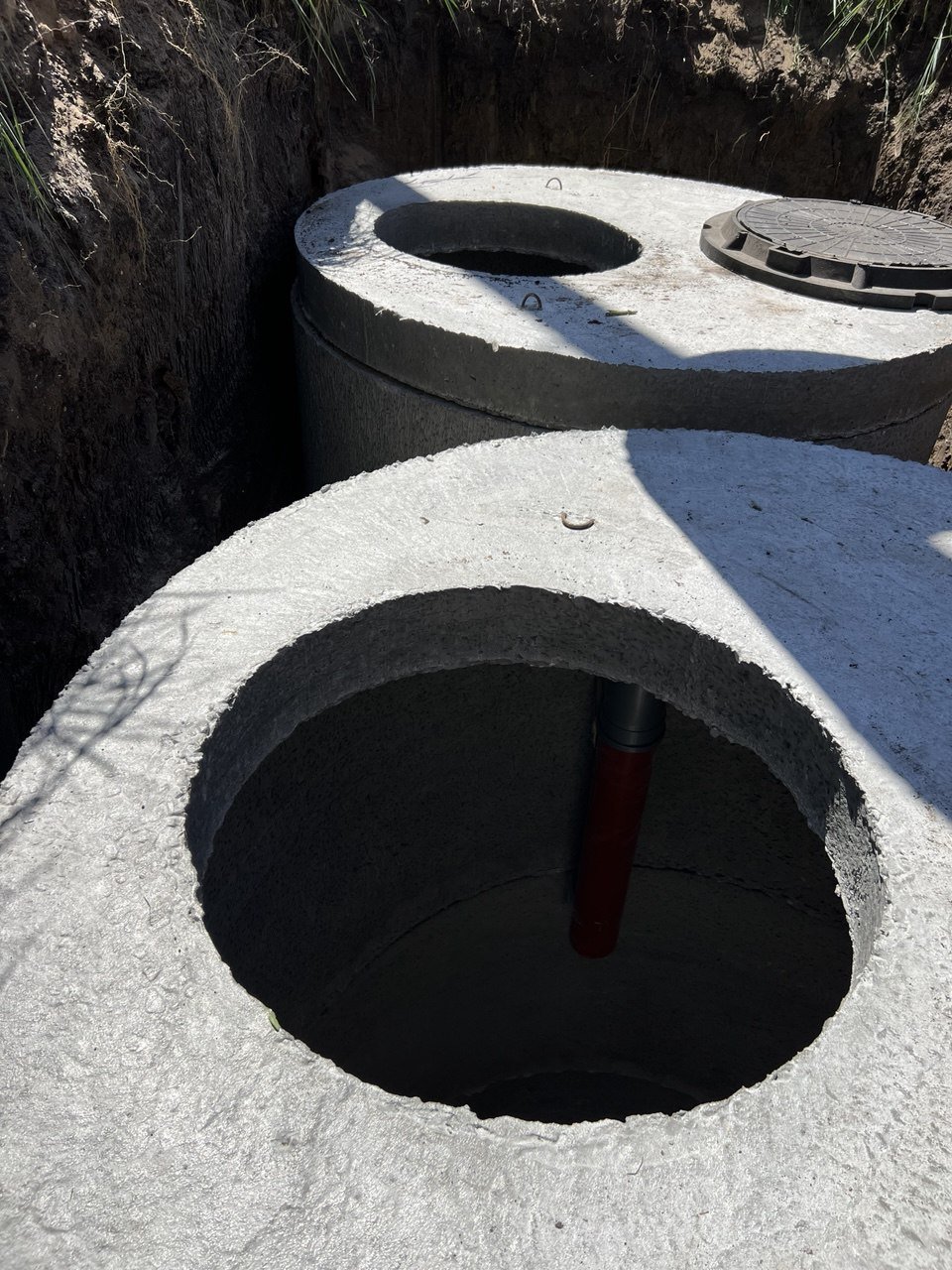 Септик из бетонных колец в траншее