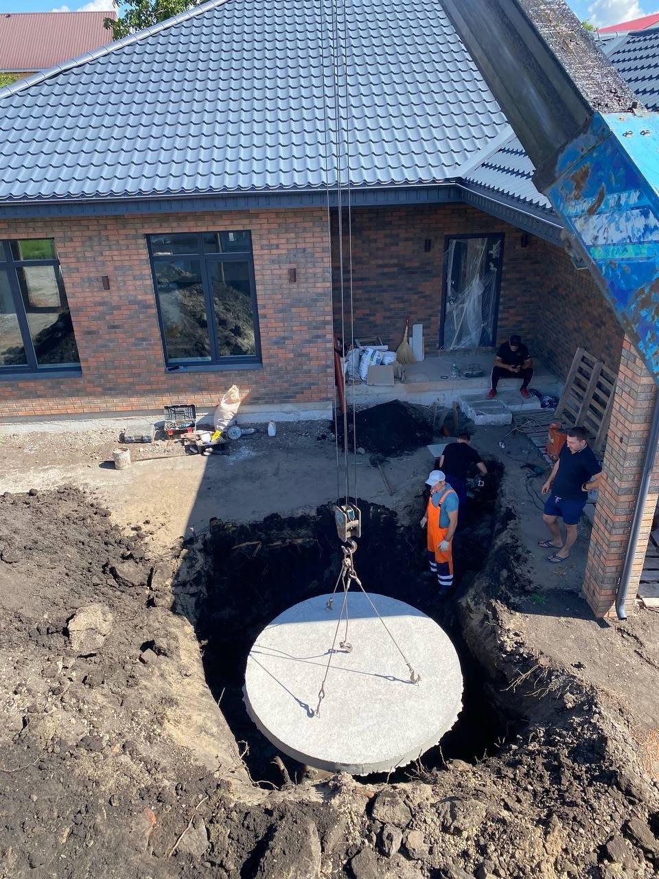 Установка крышки у частного дома